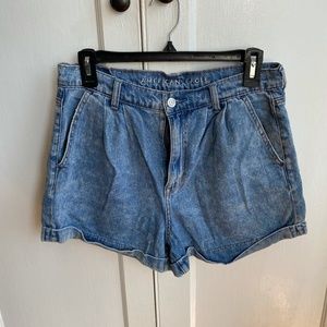 American Eagle Jean Mom Short Size 8 Medium Wash